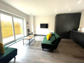 Spacious lux 4 bed house next to seafront